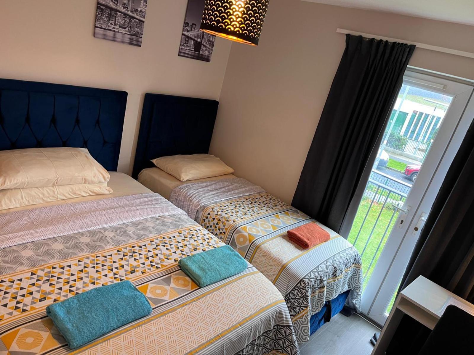 Lovely Twin With Ensuite Bathroom 15 Mins From Airport Accommodatie bij particulieren *